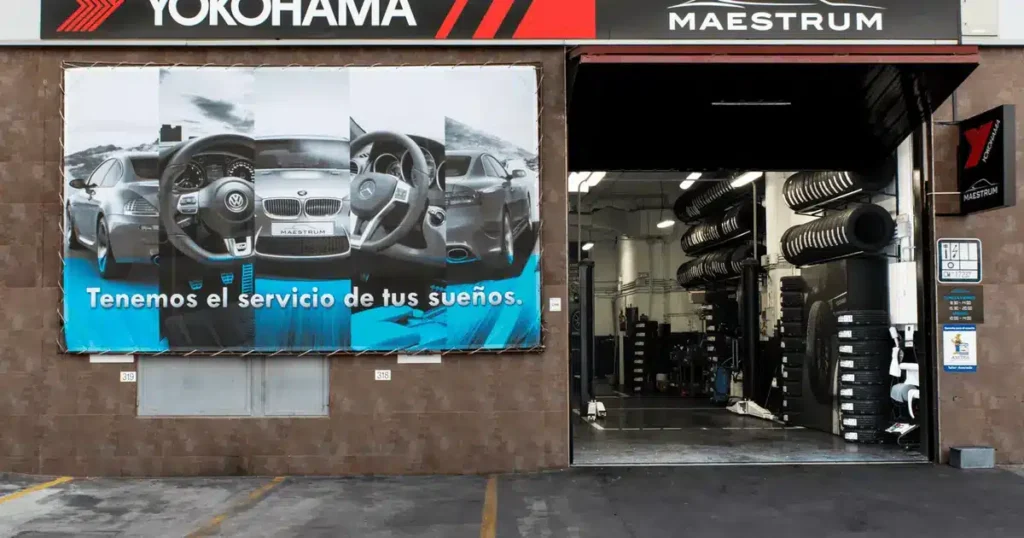 Entrada del taller Maestrum en Las Tablas, sede de atención para Mirasierra